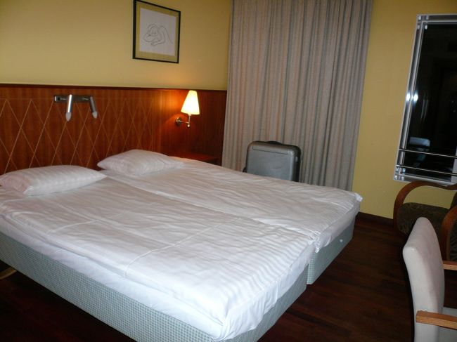 お部屋もシンプルだけど清潔でゆったり感あり。