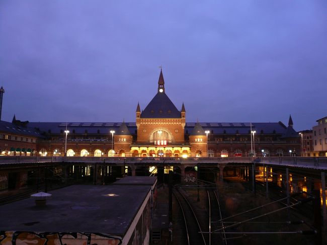 夜の街歩きに出かけました。<br /><br />コペンハーゲン中央駅です。