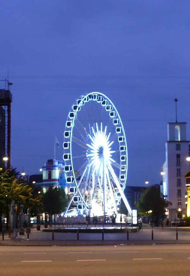 街中に観覧車！？