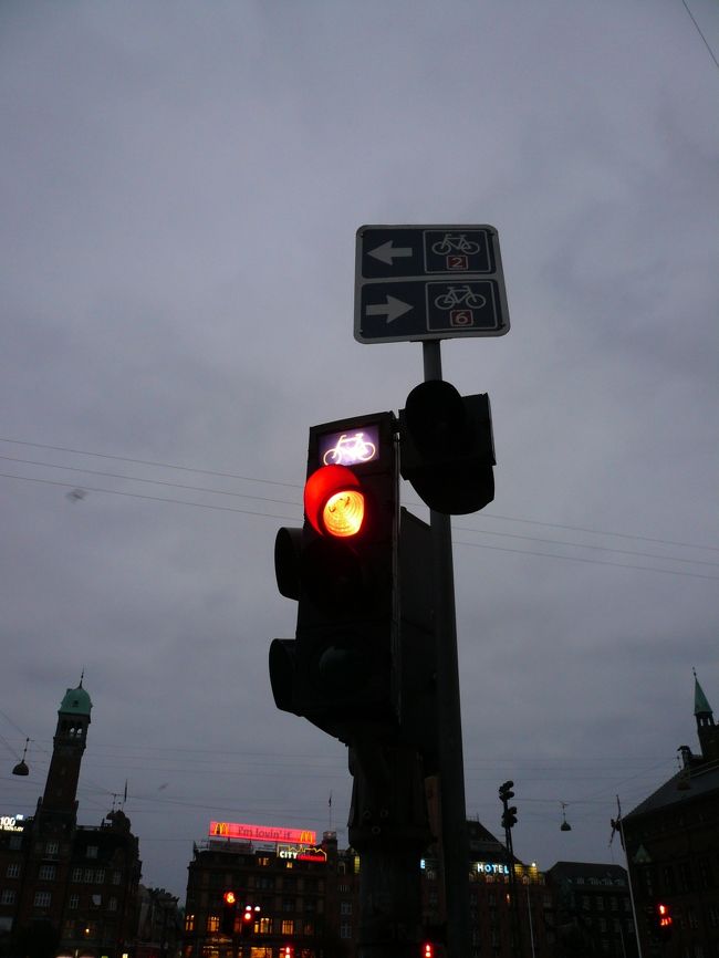 自転車専用の信号機。<br /><br />日本もこうゆうのあればいいのに。<br />狭いから無理か。<br /><br />土地と人口の割合がまず違うもんね。<br /><br />★━━━…‥・ここまで読んでいただきありがとうございました。<br />旅は7日目〜最終日に続きます・‥…━━━☆
