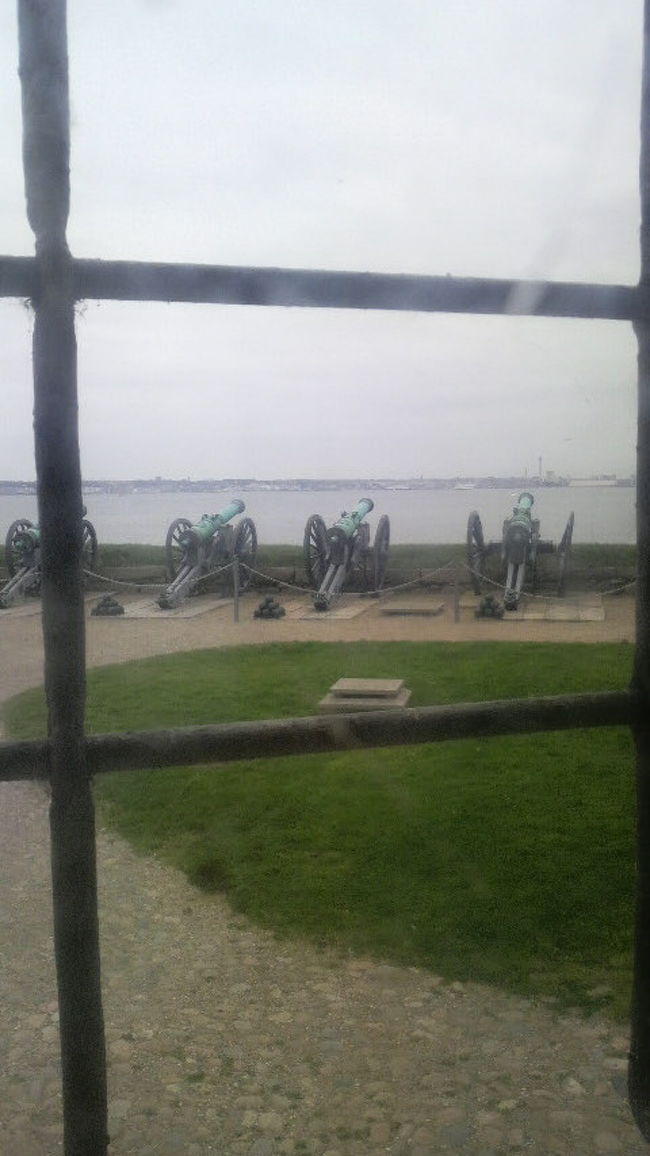 お城の中から外を見ると大砲が！<br />なんて物騒なんだ。