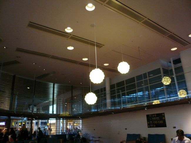 つかの間の観光も終わり、いよいよ帰国です。<br /><br />コペンハーゲン空港は照明も北欧デザインで洗練された感じ。