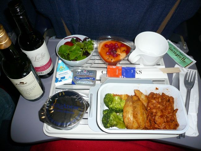 機内食です。<br />ワイン2本はお家へのお土産にしました。