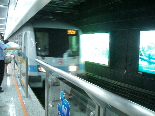 地下鉄を乗り継いで13号線「馬当路」駅へ。<br />ここで万博入場券を提示して地下鉄13号線に乗れば2駅で万博会場Bゾーン内の「世紀大道」駅に着く。<br />