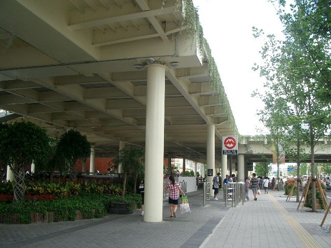 駅を降りてからの万博会場<br />M（メトロマーク）が見えますか？