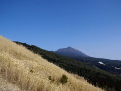 展望広場からの景色。


見える山は高千穂峰