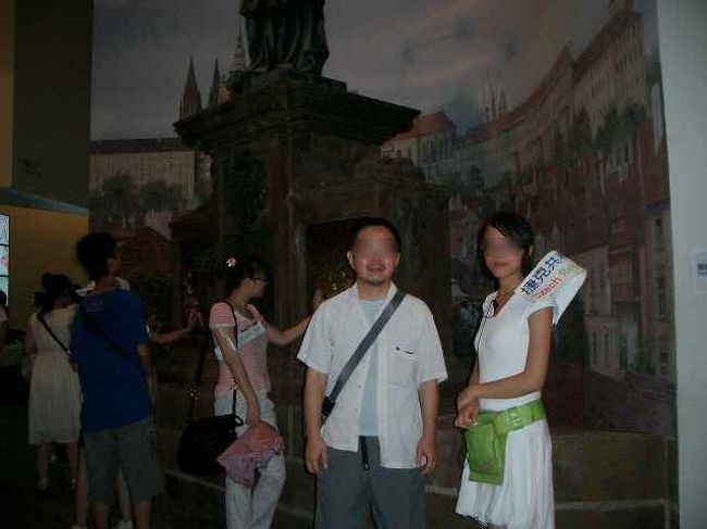 コンパニオンと写真を撮った。<br />覚えたての中国語「クーイー　パイジャオ　マ？」　