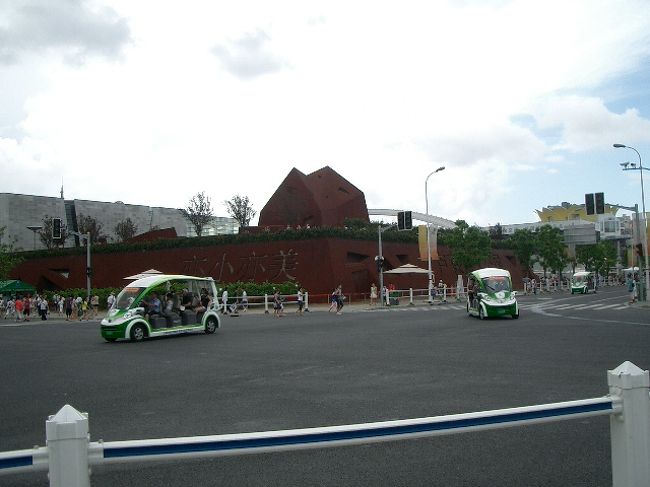 ルクセンブルク館<br />道路を走っているのは観光車（sight seeing bus）<br />乗るには10元かかります。<br /><br />