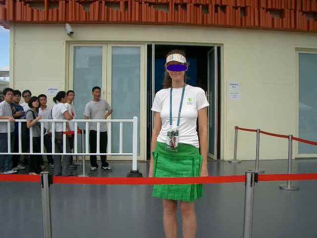 スロベニア館のアテンダント<br />「ブレッド湖に行ったことあるよ」って話しかけたら写真を撮らせてくれた。<br />この後、会場内シャトルバスでAゾーンへ向かった。