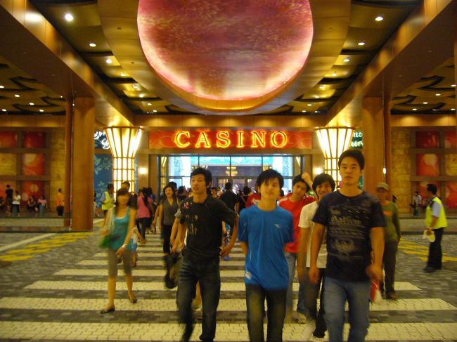 2010年旧正月、シンガポール初の合法カジノ、華々しくオープン♪<br />そろそろ空いて来た頃かな〜ということで、3月某日、友人と連れ立って遊びに来てみました。