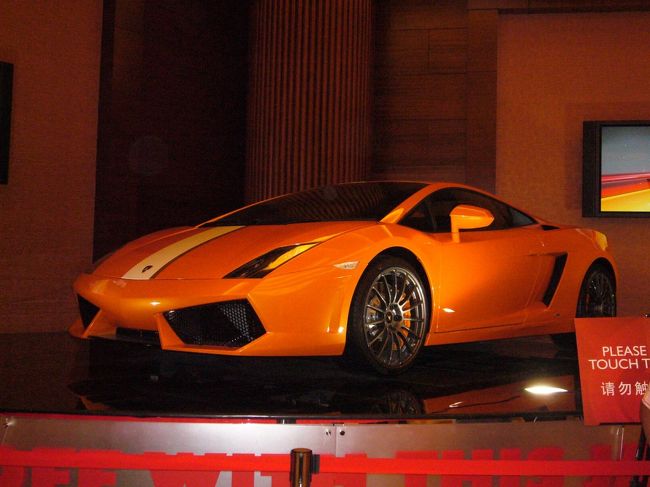入り口のところにランボルギーニが展示されています。<br />「カジノで一山あてたら、こんな良い車にも乗れるぞ」ってこと？！<br /><br />カジノ内部は撮影禁止なので、写真はここまで。<br />ギャンブルの結果は…小額賭けて、勝って、負けて、を繰り返し、3千円程のロス(汗)