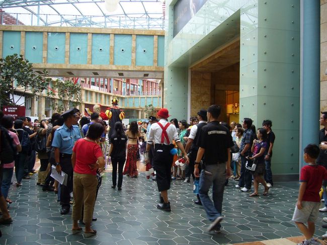 週末だからか、日中なのに混みあってました。<br />ピエロがいたり、華やか＆賑やかなカジノ入り口付近。