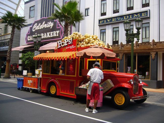 ポップコーン屋さんのバス、可愛い☆<br />朝食を摂ったばかりだったので、買い食いしたい気持ちを抑え、進みます。