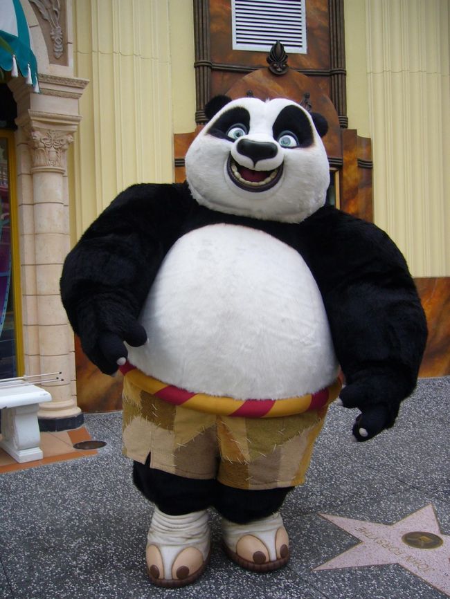 愛嬌たっぷりに出迎えてくれたのは、カンフーパンダ。<br />飼育係？のスタッフが横にいて、写真撮影を引き受けてくれます。<br /><br />