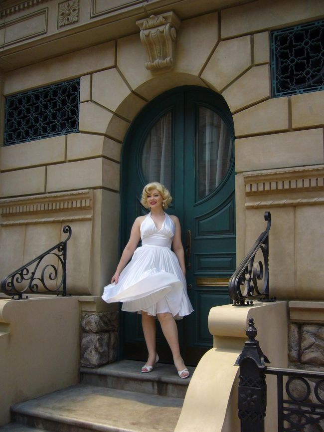 マリリン・モンロー(の、そっくりさん)。<br />お決まりのスカート翻しポーズで、お色気ムンムン。<br />セクシー☆