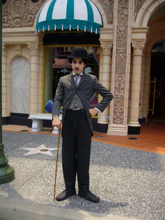 お次はチャップリン(の、そっくりさん)。<br />えっと、この人。服装とヒゲ以外は、特にそっくりでなかったような？