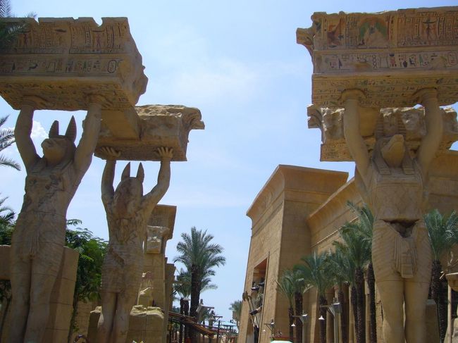 パーク内は、テーマ別にいくつかのエリアに別れています。<br />ここは、エジプトのエリア。雰囲気出てます〜。<br />