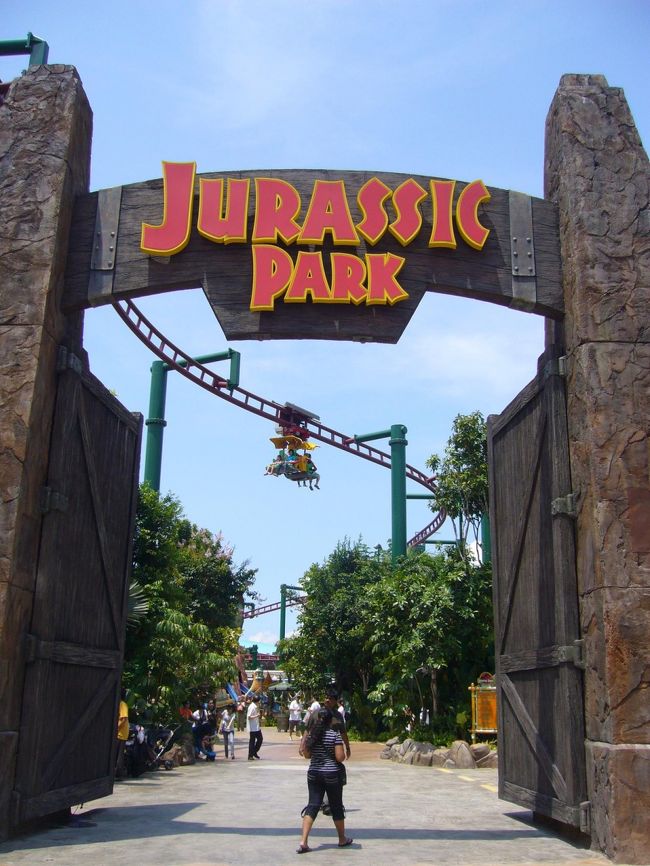 ところ変わって、こちらはロスト・ワールドエリア。<br />ジュラシック・パーク、懐かしい。大好きな映画です♪<br /><br />写真中央の足をブラブラするタイプのジェットコースター、姉の強硬な拒否に合い、私1人で乗ることに…