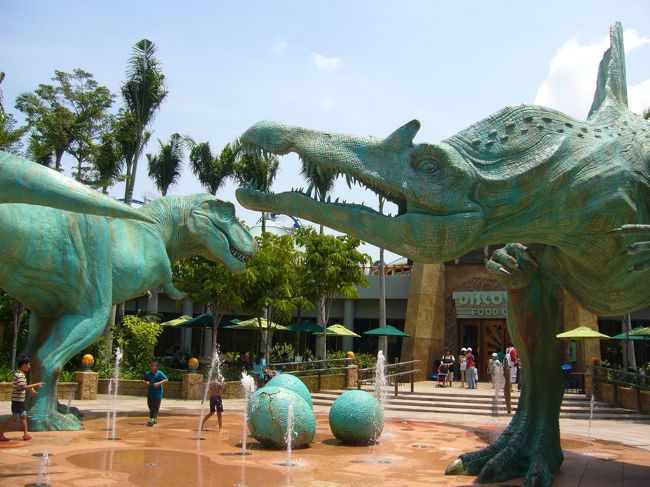 噴水まで、ジュラシック♪<br />真ん中の卵のオブジェが可愛いです。<br />