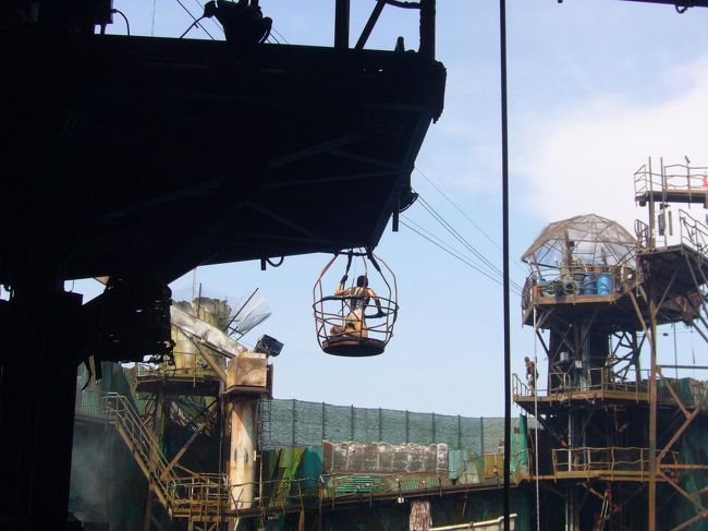 キャストのアクロバティックな演技が迫力満点の、ウォーターワールドのショー。