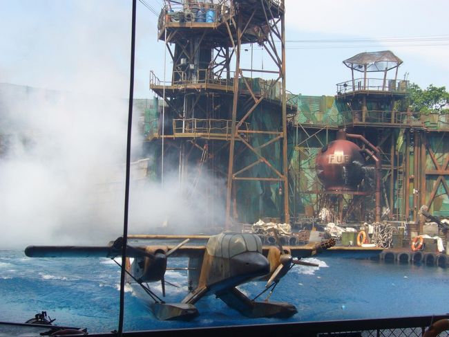 前方の席に座った観客たちは、ずぶ濡れ。<br />暑い日は、水しぶきが気持ち良いかも？(笑)<br />見ごたえのある内容に、フィナーレは拍手喝采！！