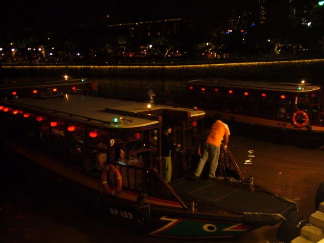 ☆おまけ☆<br /><br />夜にマーさんを拝みにいくときは、リバータクシーに乗って♪<br />海風に吹かれて、ちょっとだけロマンチックなのです。