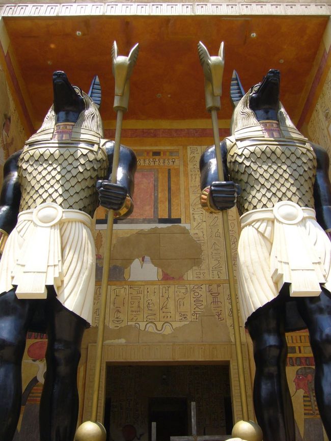 『リベンジ・オブ・ザ・マミー』。<br />お化け屋敷とジェットコースターの中間？といった趣のアトラクション。<br />「何これ？新しい！スリルがあって、楽しいー！もう1回乗りたい！」と喜ぶ私。<br />一方、ジェットコースター嫌いの姉は「・・・気持ち悪くなっちゃった」と。<br />乗った後の感想は、姉妹対極でした(笑)