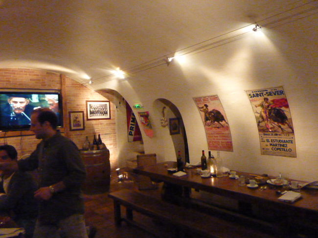 この日はUEFAチャンピオンズリーグの決勝の日。<br />バルサvsインテルの試合をスクリーンでやっていて、大勢のグループ客が長椅子に座って観戦。<br />フランスチームじゃないから結構大人しく見てましたが、<br />さすがフランス！女性は皆無で観てるのは全員男性でしたよ。<br />フランス女性ってサッカーに全然興味ないのです。<br />むしろ男性の関心を奪ってしまうサッカーを毛嫌いしてる人が多いとか。<br /><br />私たちはサッカー大好きなので、チラチラと席を立って<br />スクリーンを見に行ったりしてる変な日本人でした。