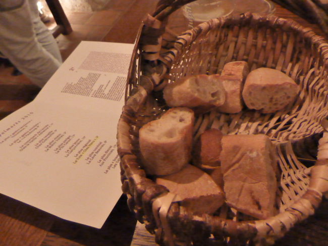 カワイイバスケットに入ったバゲット