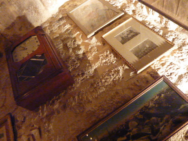 上を見上げると、壁はこんな感じ。<br />イイ雰囲気です。