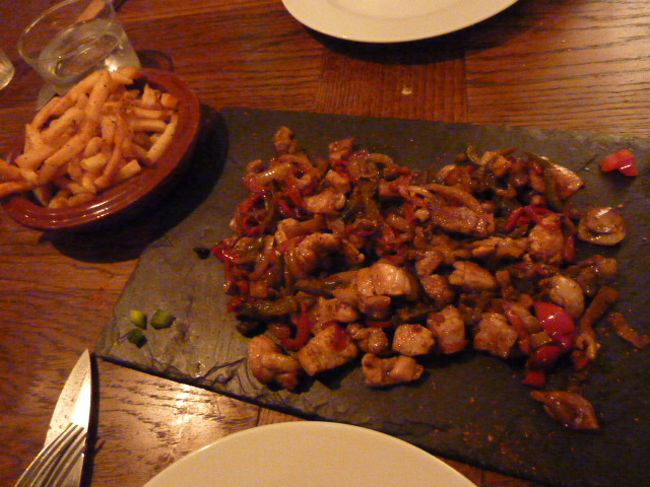 チキンと野菜の炒めもの、フライドポテトが付いてきました。