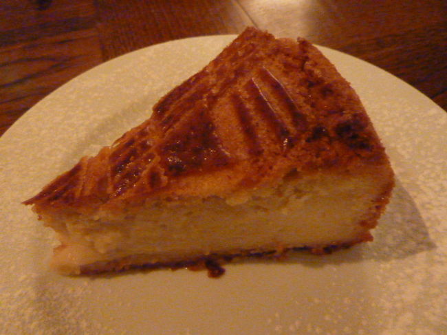 カスタードたっぷりのタルト。<br /><br />甘すぎないので大きくても完食！