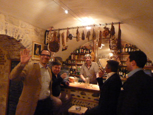 お勘定をして、帰る直前入口のところで写真を一枚。<br />愛想良い半酔っ払い。<br /><br />「私たちの写真を撮ってやる」といってカメラを持ったまま逃げる<br />ふりするお茶目なパリジャンでした。