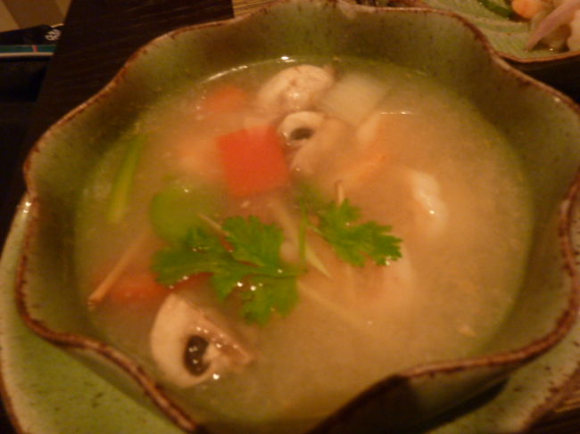 なぜか辛くないトムヤムクン<br />フランス人ってたぶん辛さに慣れてないからでしょう。<br /><br />ふくろ茸の代わりにマッシュルーム。<br />ちょっと具が少なめ。