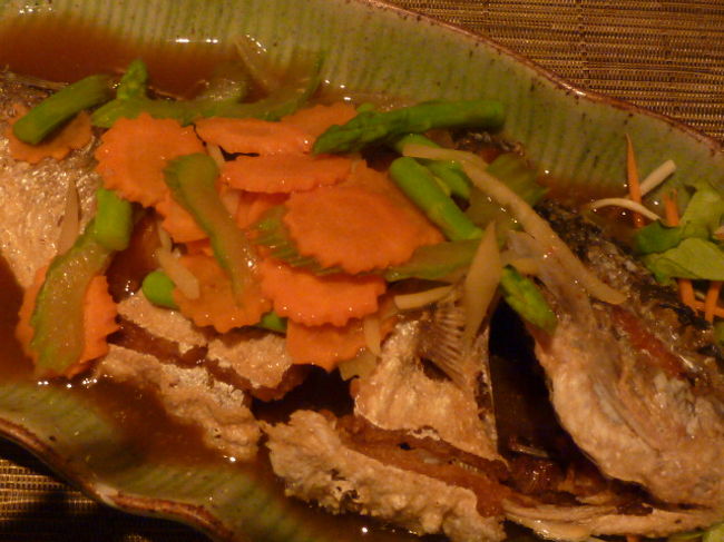 揚げ魚のあんかけ<br /><br />総体的にフランス仕様になってるのか、ちょっとパンチ（辛さ）が効いてなかったけど、味はまあまあでした。<br /><br />やっぱでも東京のタイ料理の方が、レベルは高いですね。