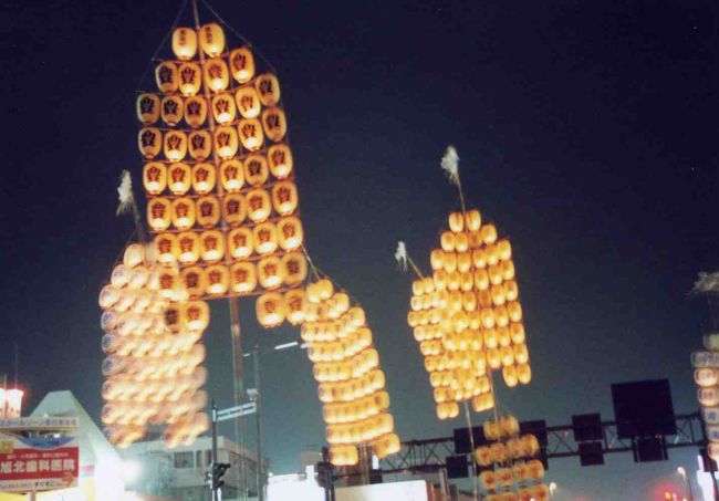 祭りの終盤。<br />疲れてきて竿を倒す人が出ます。<br />自分に倒れてくるんじゃないかとハラハラドキドキ。