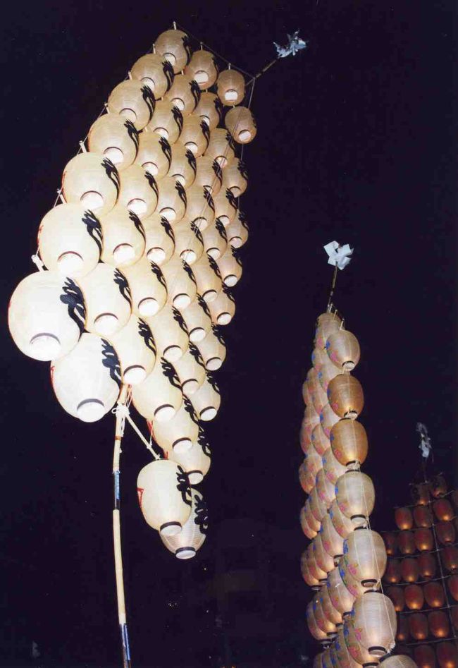 たまに、頭上に提灯が頭上に倒れてくることも！<br />火は倒れた時に消えるので、熱くないんですけどビックリしますね。