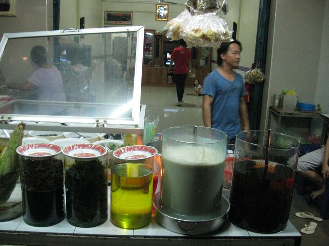 夜に宿の周りを散歩。<br /><br />何やら、人が集まる露天商があった。<br /><br />店の前に、クルマが停ったり、バイクが停まったりしていた。<br /><br />商品を見ているとデザート屋さんらしかった。<br />