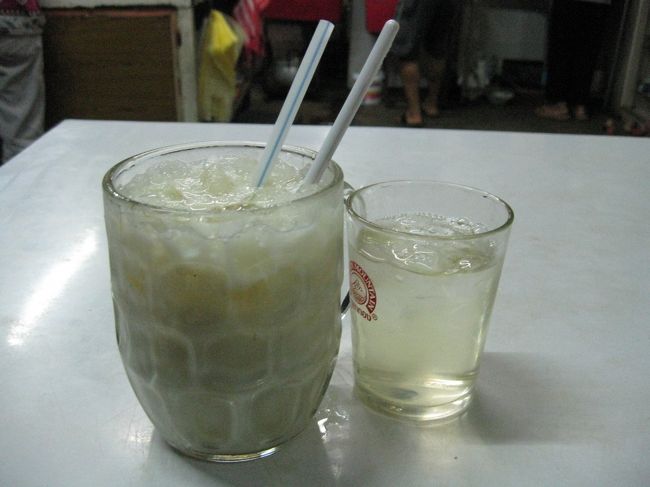 試しに、飲み物はないかとジェスチャーで尋ねたら、大きなマグカップに氷を入れ豆乳をたっぷり入れてくれた。3,000Kなり。これは安かった。<br />