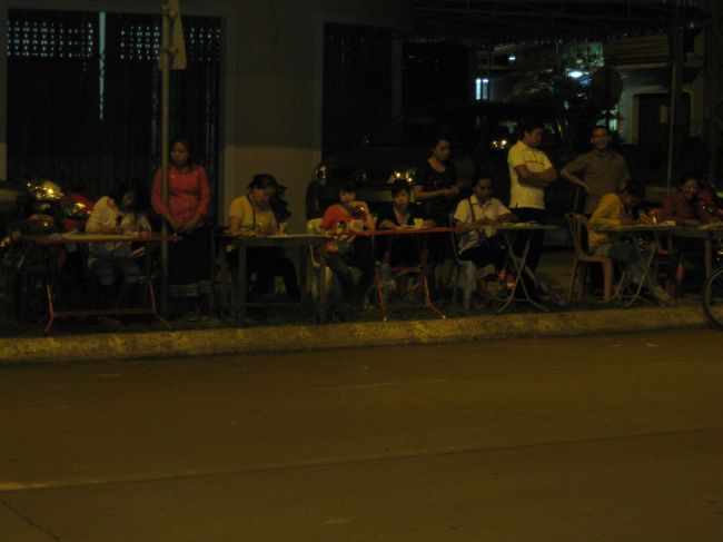 交差点にずらりと椅子と机を並べて座っていた。<br /><br />ラオスに入ってから、こんな光景を度々みる。<br /><br />いったい何をしているんだろう？<br /><br />交通量調査か？<br />