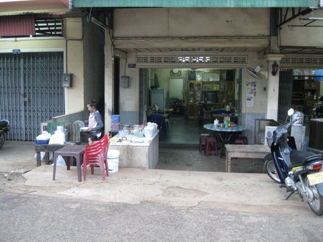 出発の朝、ここで食事を採ると決めていた。<br /><br />前夜、隣のデザートやさんにいたとき、この店も繁盛していた。<br /><br />でも、お腹がすいて無いので次の日に回した。<br />