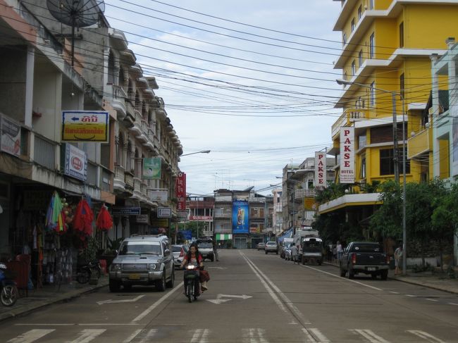 2日目は、銀行の他にも、メコンの川原まで散歩した。<br /><br />南部の中心地というだけあって街並みが綺麗だ。<br /><br />道路にゴミが落ちていないし、臭くない。<br /><br />カンボジアとラオスの違いはここある。<br /><br />まあ、このことはパクセだけかも知れないけど、久々に清潔な街をみて感動した。<br />