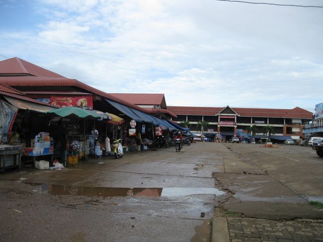 タラート・サオ<br /><br />モンキー・バナナを買おうとしたが、一束7,000Kと高いので止めた。<br /><br />市場の品物まで高いのか…<br /><br />後で、確認したところ5,000Kが標準らしい。<br /><br /><br />それでも、この裏側にあった麺屋さんは安かった。<br /><br />コーヒーが2,000Kで飲めた。<br /><br />スープ麺は食べなかったのだが、6,000Kらしかった。<br />