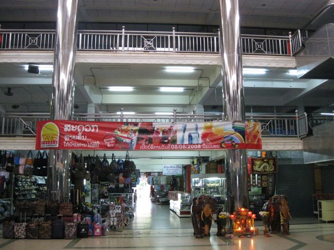 ショッピング・センターはガラガラ。<br /><br />洋服店以外入っていない。<br />