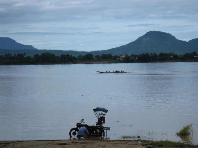 メコン川とセドン川の合流点<br /><br />この時だけかも知れないが、メコンの方が透明度が高かった。<br /><br />岸辺で愛車を洗うドライバー。<br /><br />奥は観光客を載せたボート。<br /><br />絵になる！