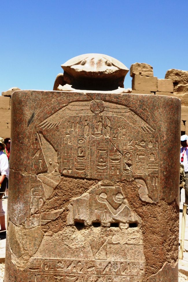 フンコロガシの像のまわりを３回まわると願いがかなうとかなんとか。