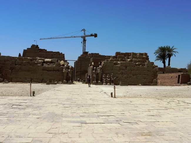 そこまで、歩いていく勇気はございませんでした。<br />もう、焼きこげるかと思い、生命の危機も感じるくらい照り返しが！