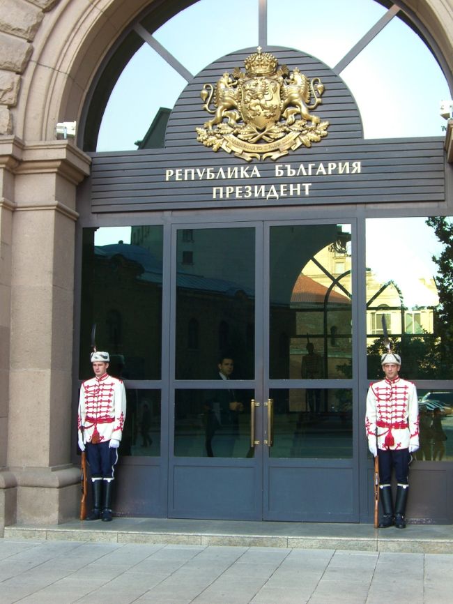 ちょうど9時頃に考古学博物館へ行ったら、衛兵交代が始まりました。