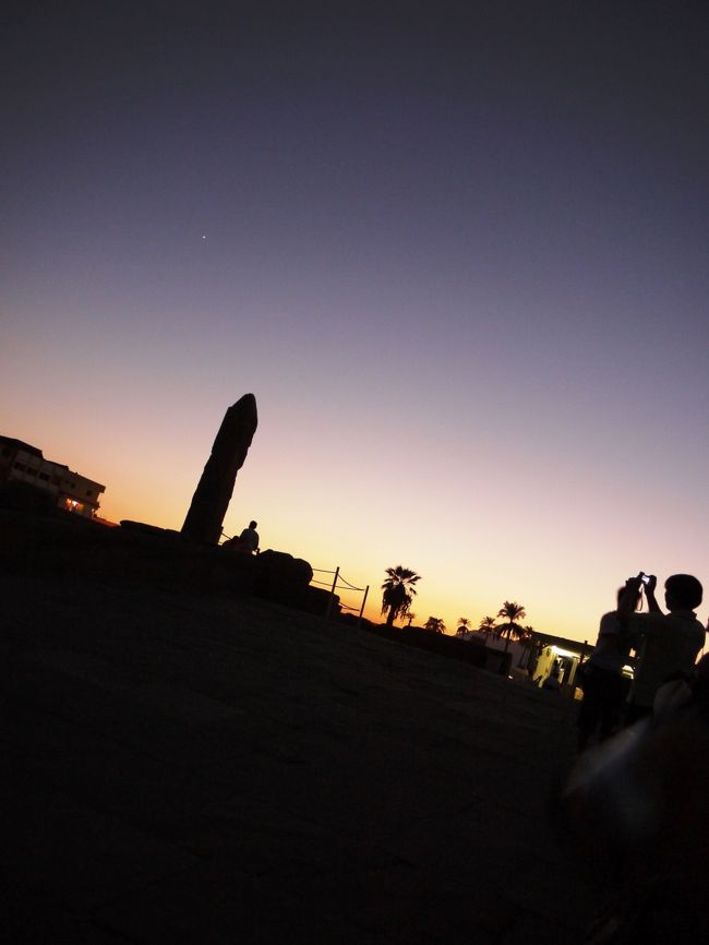 光と音のショー。<br /><br />昼間とぜんぜん風景がちがくみえた。<br /><br />はじまるまで、入り口で待機だが、岩盤浴なみの石の熱具合。<br />座っててもあっちぃ！！