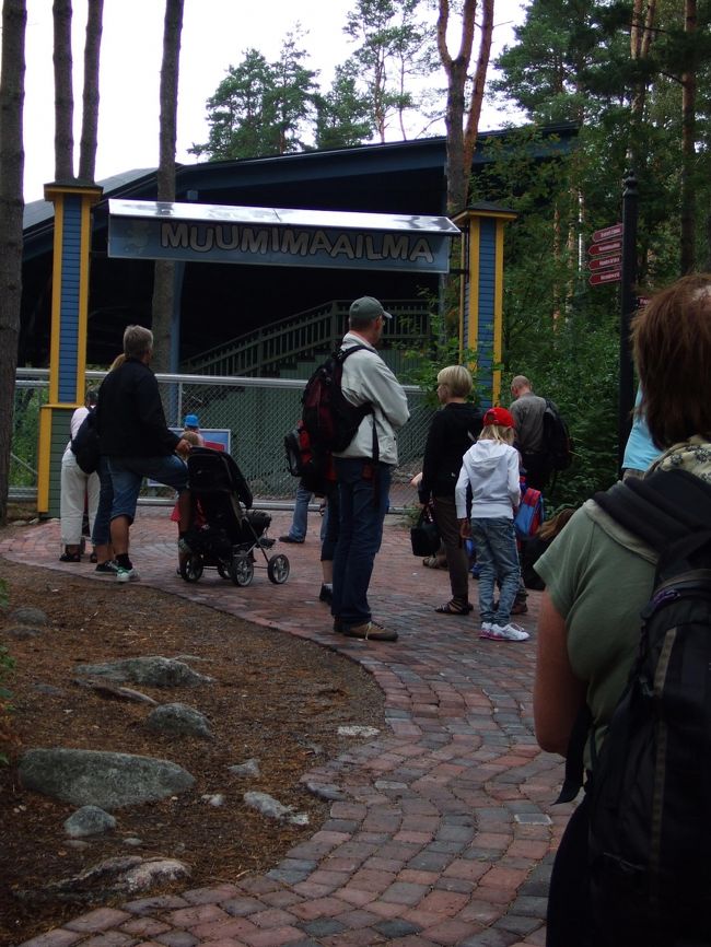 9時50分頃。<br />もうこれだけ並んでます。